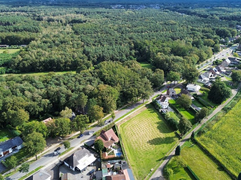 Droomt u ervan om uw eigen woning te bouwen op een uitzonderlijke locatie? Dan is dit uw kans! Deze bouwgrond langs de Kempenseweg, op de hoek met de
