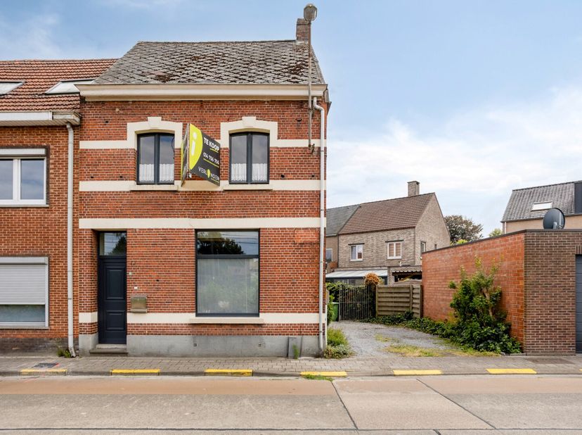 Deze charmante halfopen woning bevindt zich op een perceel van 409 m² en geniet van een uitstekende ligging op wandelafstand van winkels, openbaar ver