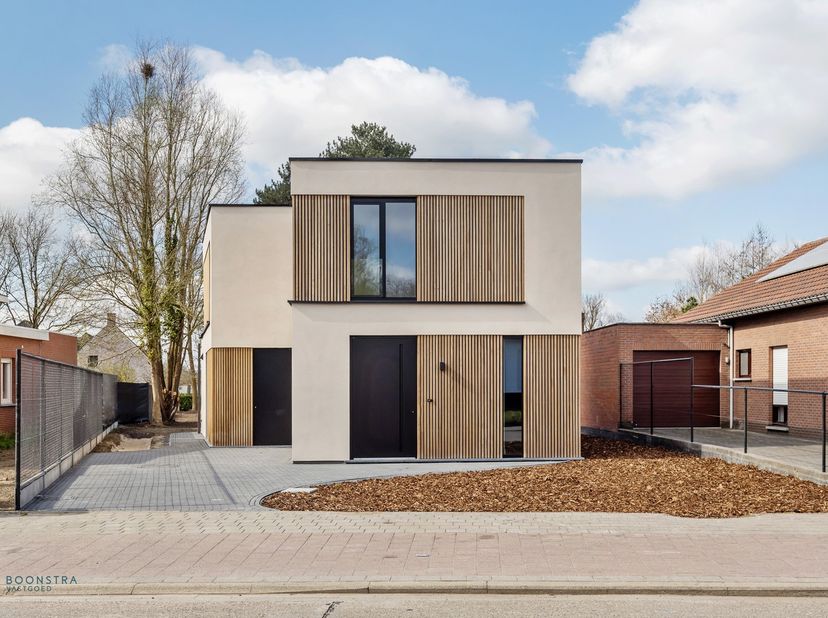 Op een uitstekende locatie te Heist-op-den-Berg bevindt zich deze BEN woning met 4 slaapkamers en leuke tuin op een perceel van 1209m². U geniet hier