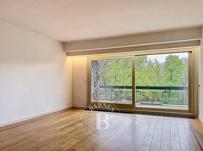 Dans le haut de l&#039;avenue De Fré, Barnes vous propose cet appartement 3CH pourvu d&#039;une terrasse plein sud avec une vue magnifique sur un parc arboré.&lt;b