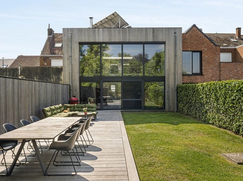 Stijlvolle, lichtrijke loft met een hoge architecturale waarde, en een mooi zonneterras met grote tuin (alle privacy) en extra tuinhuis. De combinatie