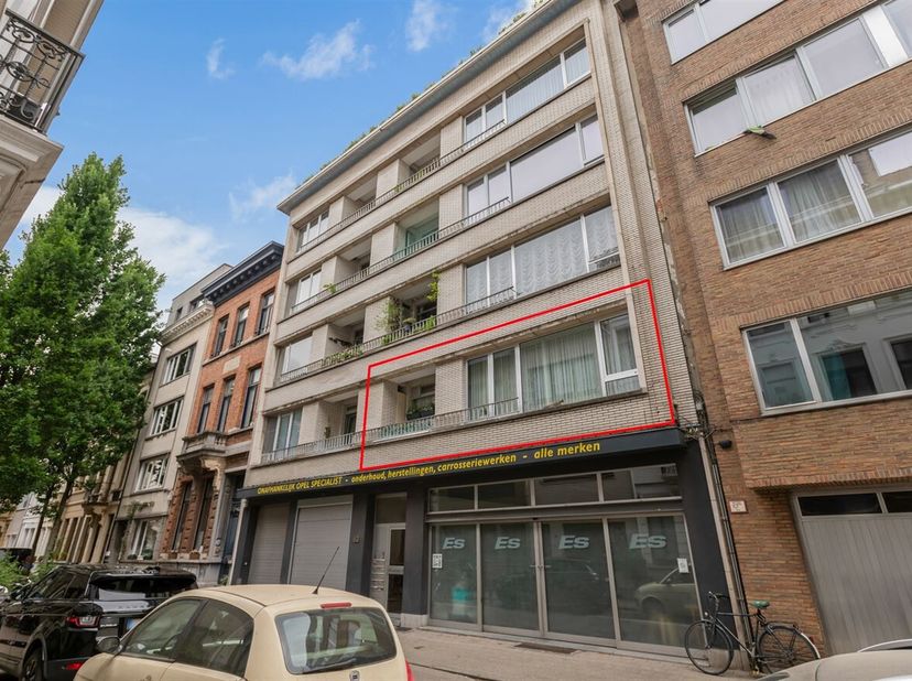 Gerenoveerd appartement met 3 slaapkamers op centrale locatie&lt;br /&gt;
 Ligging:  &lt;br /&gt;
 Ontdek dit gerenoveerd appartement in de Huybrechtsstraat, vlak