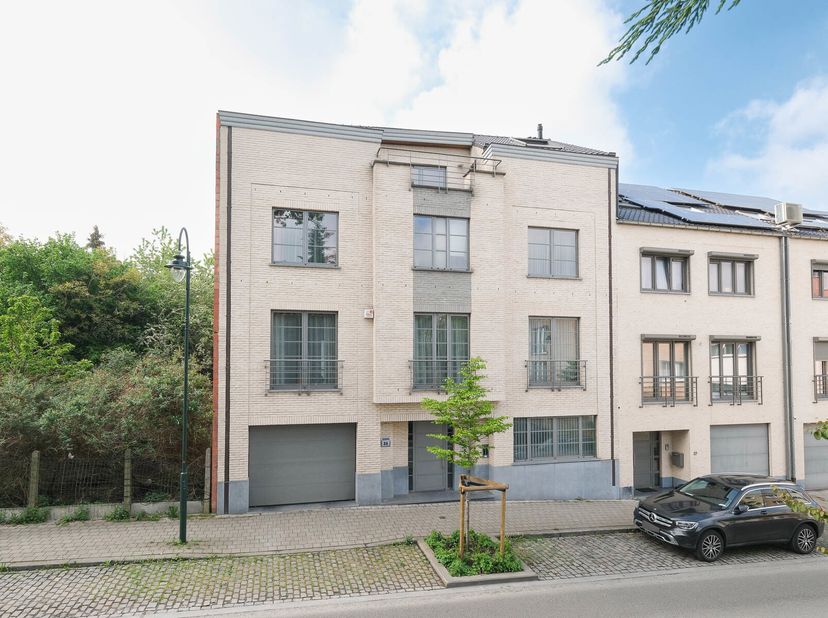Zeer ruime, recente woning met kantoorruimte op toplocatieBent u op zoek naar een ideale combinatie van wonen en werken? Deze instapklare, gemengde wo