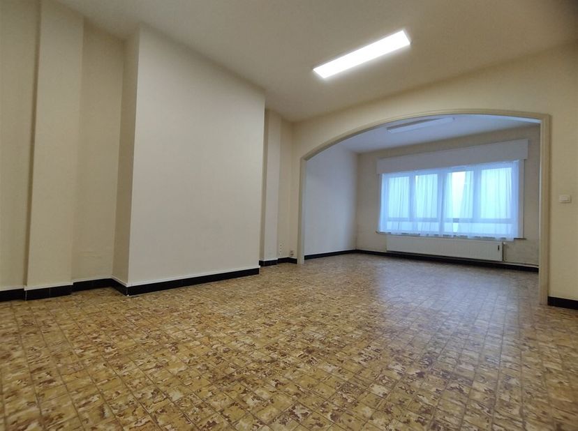 Vaste studio de +/- 52m² sis au rez-de-chaussée d&#039;une résidence calme située en centre-ville de Tournai, proche des commerces et autres commodités, co