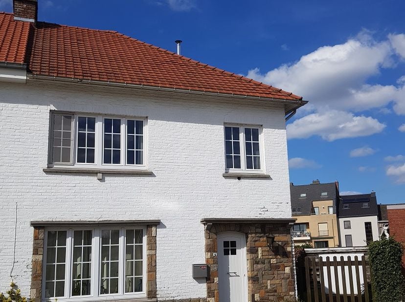 Unieke gezinswoning (toplocatie!) gelegen in het centrum van het gezellige Hoegaarden op een perceel van 3a 08ca.Deze woning ligt in een mooie (recent