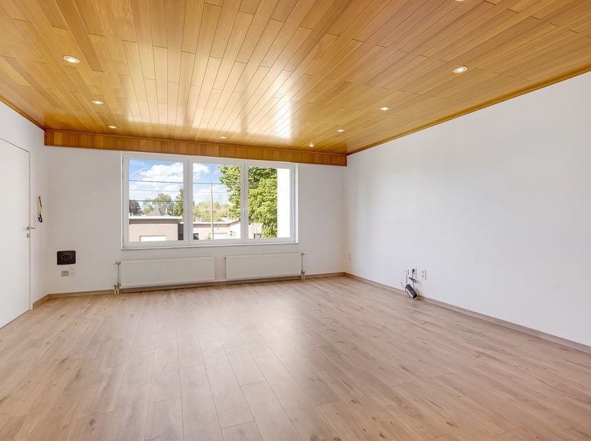 Op een goede locatie te Sint-Katelijne-Waver bevindt zich dit gerenoveerd (2022) appartement met 2 slaapkamers en garage. U bevindt zich hier op een r