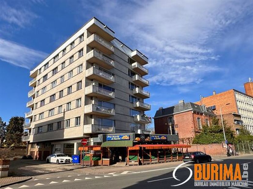 Commercieel gelijkvloers, momenteel verhuurd, met een oppervlakte van 170 m², dicht bij het centrum van Charleroi. Jaarlijks rendement van ± 9%, ideaa