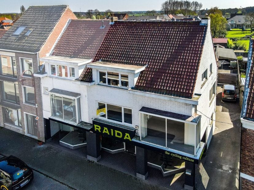 Bien professionnel à vendre
                    à 8210 Zedelgem