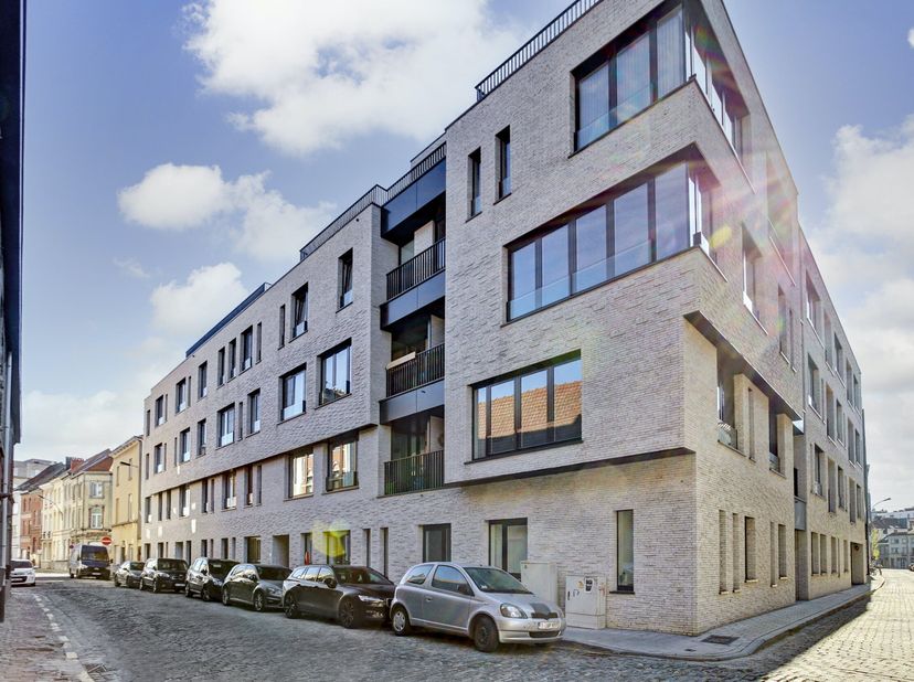 Dit gelijkvloers nieuwbouwappartement met 1 ruime slaapkamer situeert zich in het nieuwbouwproject Lucus. Residentie Lucus is gelegen in het hartje va