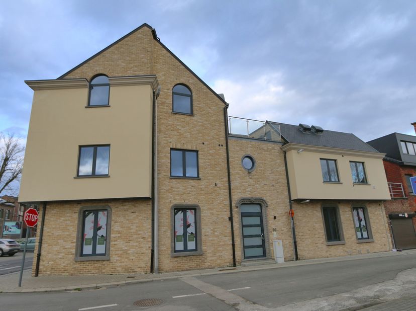 APPARTEMENT MEUBLÉ avec 3 chambres, chacune avec leur propre salle de bain, belle terrasse, situé en centre ville avec tout accessible à pied. Séjour