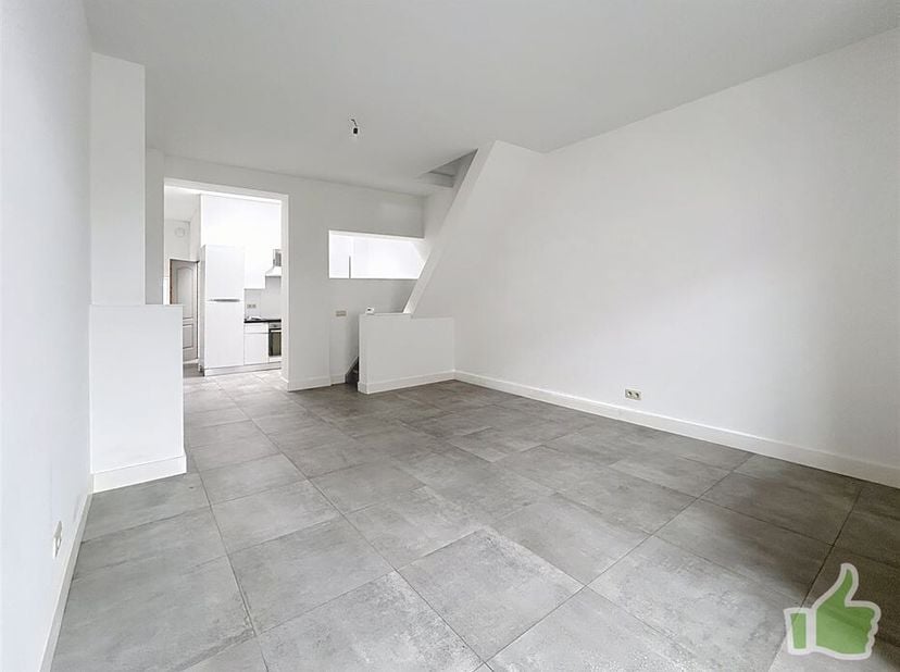 Maison entièrement rénovée avec 2 chambres et cour.&lt;br /&gt;
Composition: hall, séjour, cuisine équipée (four, taques, hotte), salle de bain avec douche,