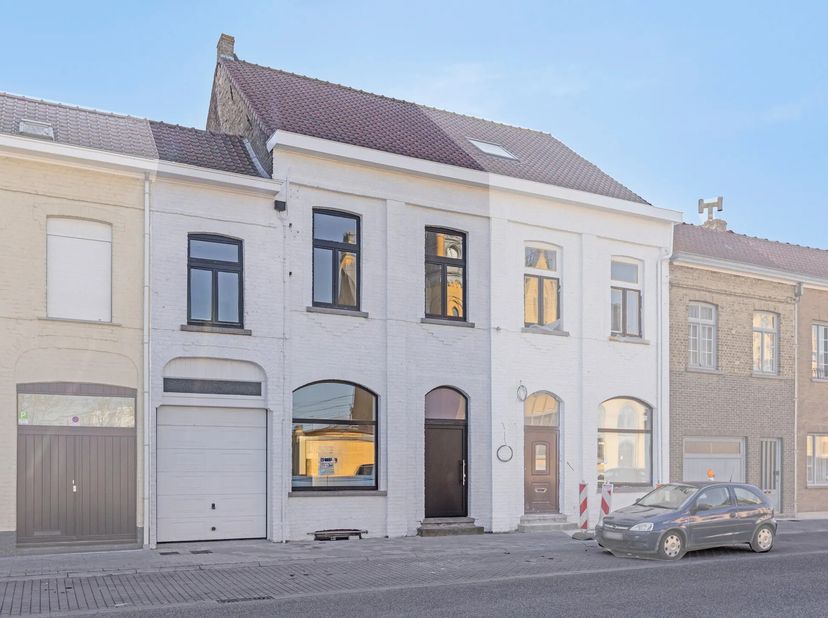 In het centrum van Veurne vinden we deze volledig gerenoveerde woning te koop. Dankzij de doordachte afwerking, energiezuinigheid en zonnige tuin is d