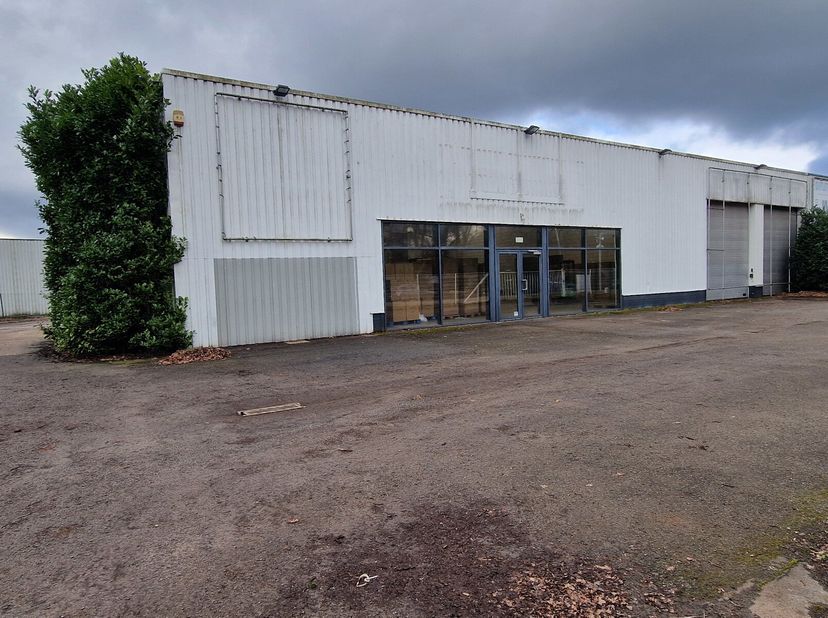 Magazijn, Polyvalente ruimte 550m2 met 1585m2 buitenopslag.Ligging : vlakbij de E19 (Antwerpen-Breda) afrit St-Job int GoorBrecht in deindustriezone B