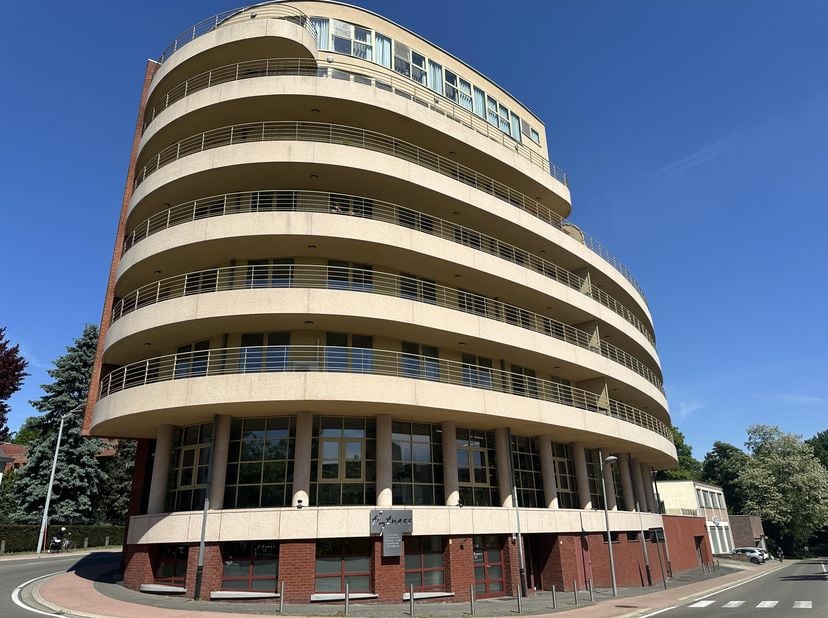 Uniek Handelspand/Kantoorruimte op zichtlocatie in Genk-Centrum. 400m2 polyvalente ruimte met een plafondhoogte van 3m60, een raampartij van 46m en ee