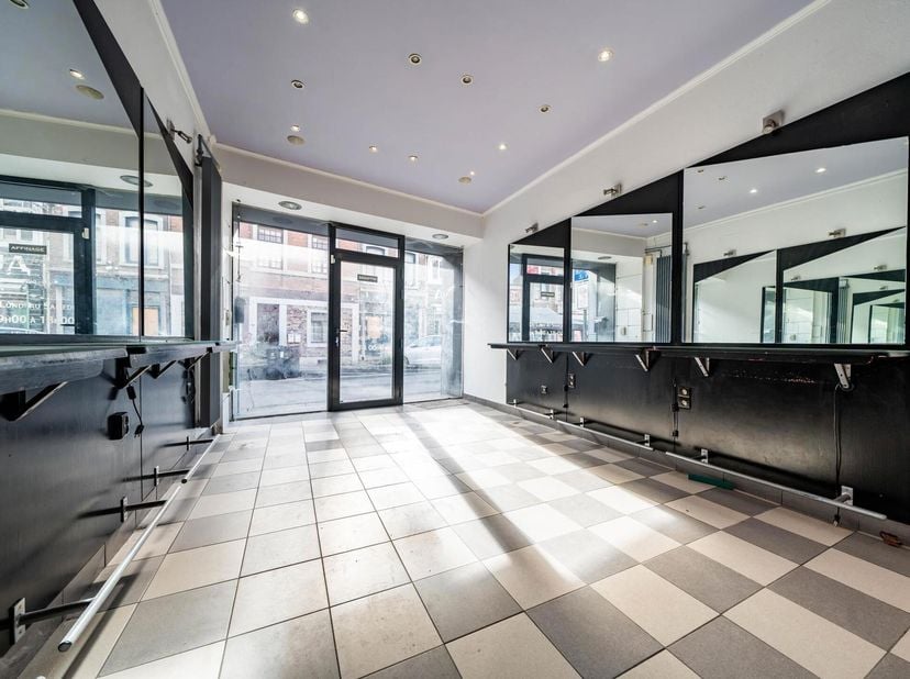 Located in the hypercenter of the City of Herstal, business with multiple possibilities.   The property is composed as follows:  On the first floor, a