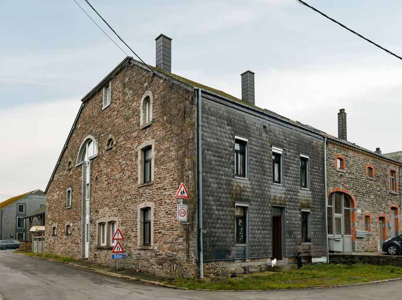 Framont (Paliseul) aantrekkelijk 3-fronten huis (4 slaapkamers + 2 badkamers + kantoor) gebouwd in een landelijke omgeving op een perceel van 1,1 hect