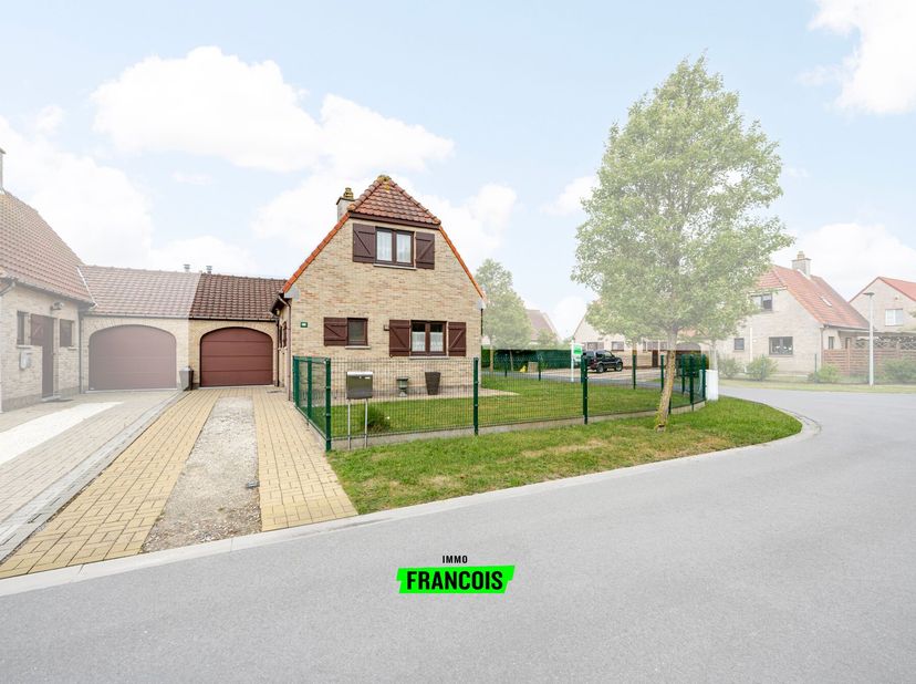 Deze woning is gelegen in de George Vanhoorenstraat 9, 8420 De Haan, in een rustige woonwijk. Het pand biedt een oase van rust met een grote tuin die