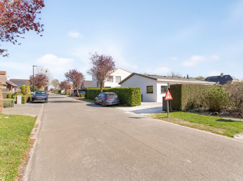 Op zoek naar een stijlvolle woning waar je enkel nog je meubels moet neerzetten? Dan is deze prachtig gerenoveerde bungalow in het hart van Nazareth é