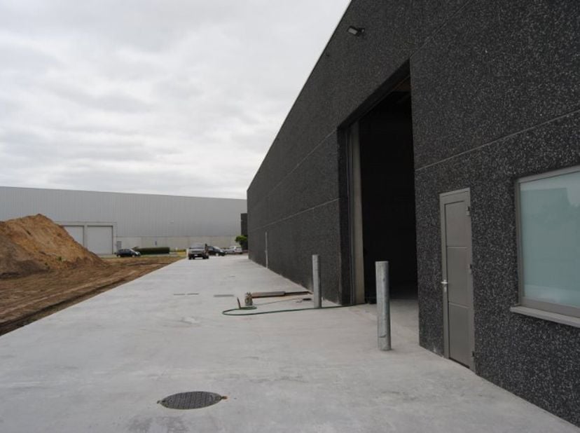 In de industriezone De Tonne bieden wij een recent magazijn te huur aan, ideaal voor opslagdoeleinden. Het magazijn heeft een oppervlakte van 315 m² e