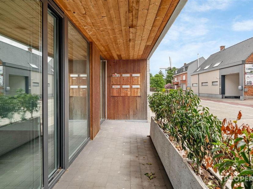 Ben je op zoek naar een modern en comfortabel gelijkvloers appartement in Deerlijk? Dit nieuwbouw appartement is nu beschikbaar en kan nog aangekocht