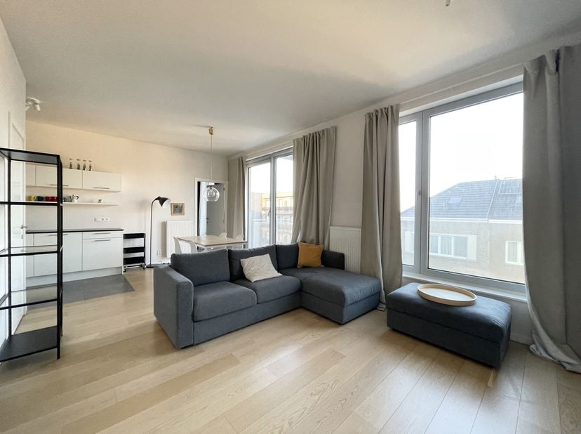 EVERE, à proximité de l&#039;OTAN et des facilités. Bel APPARTEMENT meublé (1ch/1sdb) de +/- 62m² avec terrasse et parking. Situé au 2ème étage, il se comp