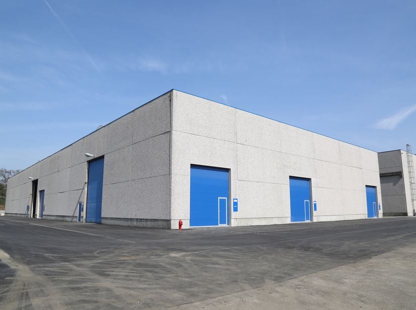 Het betreft magazijnunits voor conventionele goederen, strategisch gelegen nabij de haven van Antwerpen, op slechts 7 kilometer van de A12, wat zorgt