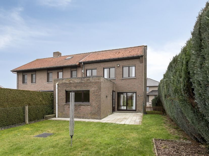 Dit halfopen huis is gelegen op een prachtige ligging in het landelijke Gijzelbrechtegem. U kan hier genieten van rust en privacy op een mooie grondop