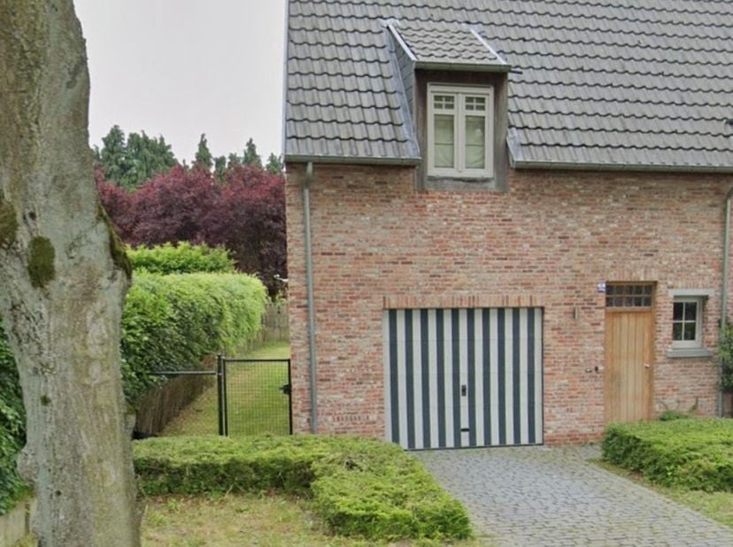 De woning is ideaal gelegen, in het centrum van Pulle. Vlakbij bakker, slager, krantenwinkel, school...&lt;br /&gt;
De woning is een half-open bebouwing, ge