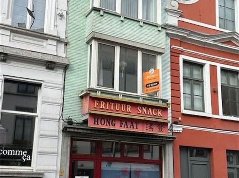 Propriété commerciale à rafraîchir avec logement résidentiel à deux pas de St Annaplein et du centre de Gand.&lt;br /&gt;
Au rez-de-chaussée se trouve l&#039;ent