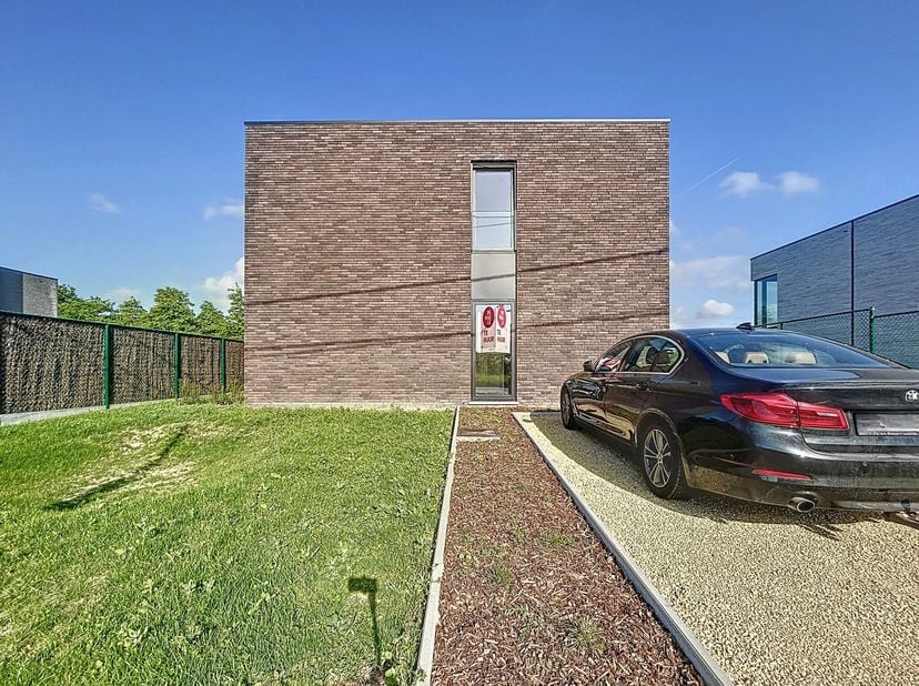 Bent u op zoek naar een alleenstaande nieuwbouwwoning in Zulte dan is dit iets voor u! Het is een zeer ruime en praktische woning met veel verschillen
