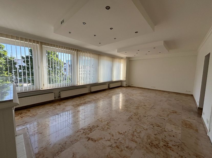 Zeer ruim appartement met 3 slaapkamers en garagebox in hartje Hasselt.Voor meer info ga naar https://www.era.be/nl/te-huur/hasselt/appartement/zeer-r