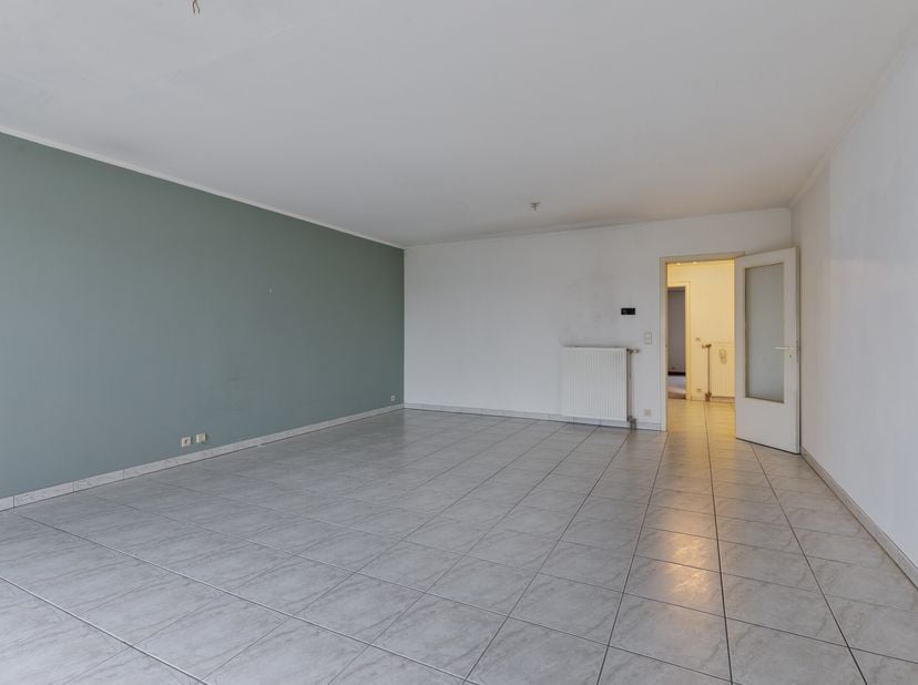 In de residentie &quot;Kiwi&quot; te Koksijde vinden we dit aangenaam ruim (101m²) appartement met kelder te koop. Het appartement is gelegen in het centrum van