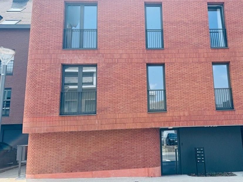 Ruim nieuwbouwappartement gelegen op de eerste verdieping in een gebouw met een lift te huur.&lt;br /&gt;
Indeling: inkomhal, woonkamer met open keuken en g