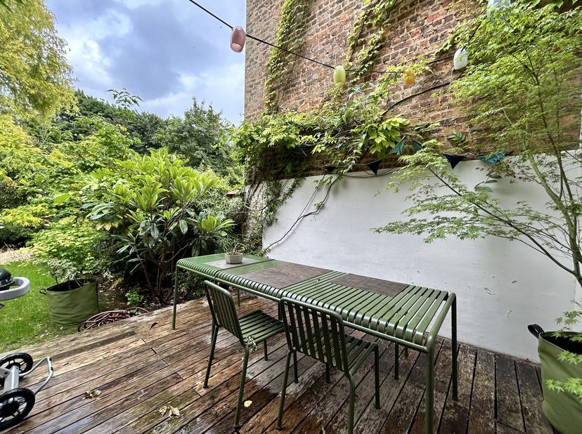 UKKEL- Ideaal gelegen vlakbij Parvis Saint-Pierre en al zijn voorzieningen, prachtig huis (4bed/1bath/1sdd) van ±171 m² met terras op het oosten. Op d