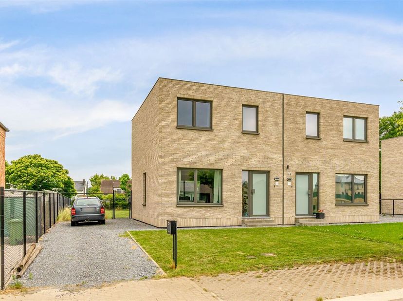 RICHTPRIJS: € 305.000,00. (per woning). Bent u op zoek naar een zorgeloze vastgoedinvestering met gegarandeerde inkomsten? Dan zijn deze twee recente