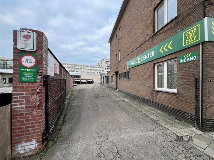 Havenstraat. Terrein voorzien van in privatieve en uitsluitende eigendom:  3 afgesloten garages (kadastraal aparte kavels) met poort; open parkeerplaa