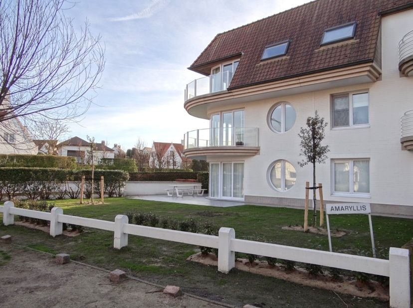 Superbe appartement au rez-de-chaussée situé près du quartier Simli, à quelques pas de la plage et de la rue commerçante de Nieuport-bain.&lt;br /&gt;
Dispo