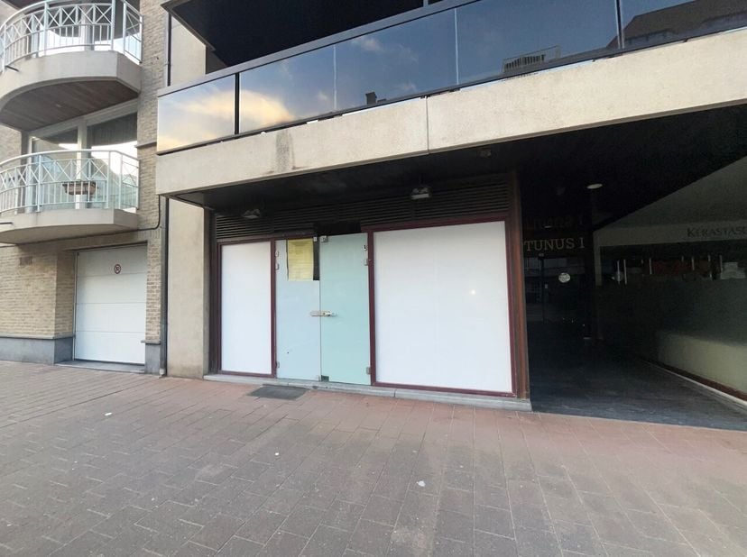 Rez-de-chaussée commercial à 20 mètres à pied de l&#039;avenue Lippens à Knokke, situé entre la place Rubens et la place Van Bunnen. La façade est orientée
