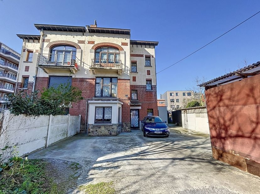NEDER-OVER-HEEMBEEK - REF: 6691624 - CHARMANTE EENGEZINSWONING MET 6 SLAAPKAMERS, PRIVÉ OPRIT + TUIN + GARAGES EN ATELIER!&lt;br /&gt;
Gelegen in een aangen
