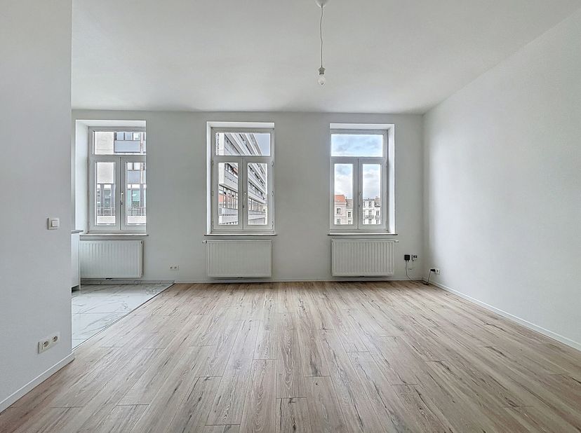 CH.IXELLES / FERNAND COQ - Ideaal gelegen dicht bij alle voorzieningen, gelegen in de Europese wijk, mooi appartement met een slaapkamer + bureau, lic