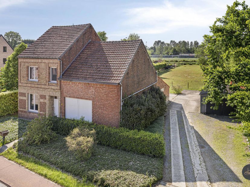 Voor meer info van deze woning of een gratis waardebepaling van je eigen woning: jordi.broes@homixx.be of 016/199.340&lt;br /&gt;
Op een steenworp van het c