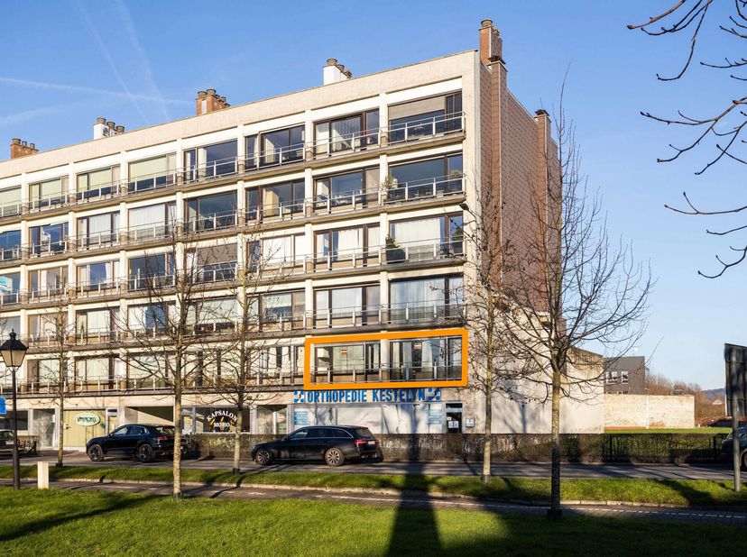 Dit recent volledig gerenoveerde appartement bevindt zich op de eerste verdieping van een charmant gebouw in Ronse, met uitzicht op het prachtige Bruu