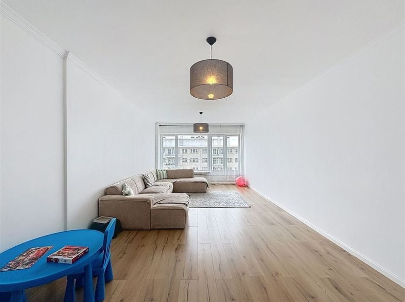 In een rustige wijk van Ukkel, prachtig, licht appartement met 2 slaapkamers. Gelegen op de 8e verdieping, geniet je van een prachtig uitzicht en 2 mo