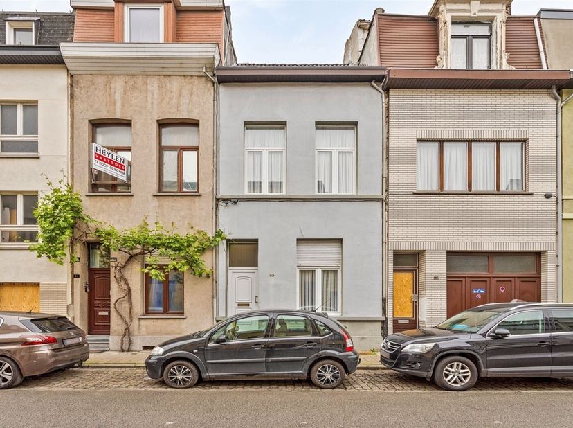 Ontdek deze charmante eengezinswoning, perfect voor gezinnen die op zoek zijn naar comfort en gezelligheid!&lt;br /&gt;
Begane grond:&lt;br /&gt;
Ruime living: ee