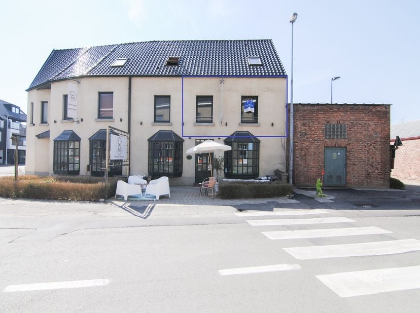 Op zoek naar een instapklaar en gezellig appartement? Dit knus appartement is ideaal gelegen in het centrum van Zedelgem, op wandelafstand van winkels