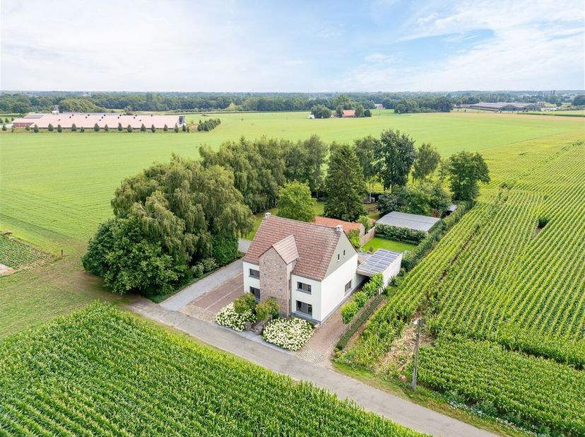 Twee gezinswoningen op een groene locatie in Molenbeersel&lt;br /&gt;
Ligging:&lt;br /&gt;
De twee gezinswoningen zijn gelegen op Keyersveld nummer 1 en 2 in Mole