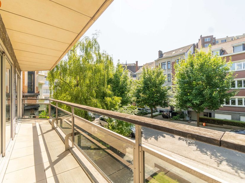 Idéalement situé à proximité du quartier Georges Henri et de Montgomery, nous vous proposons ce superbe appartement de +/- 140m². Il se compose comme