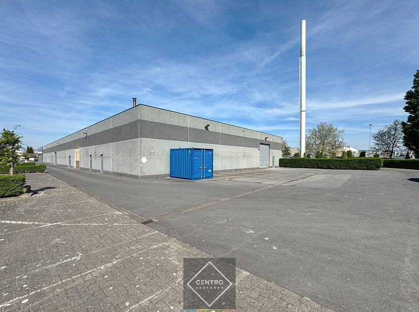 INDELING:&lt;br /&gt;
Open winkelruimte (± 1.200m²) - keuken/eetplaats - afzonderlijk toilet - 1 elektrische sectionaalpoort (h: 4m).&lt;br /&gt;
Verdere indeling