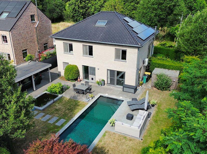 Deze ruime, moderne villa uit 2012 met vier slaapkamers bevindt zich op een absolute toplocatie: rustig gelegen in een groene woonomgeving, op slechts