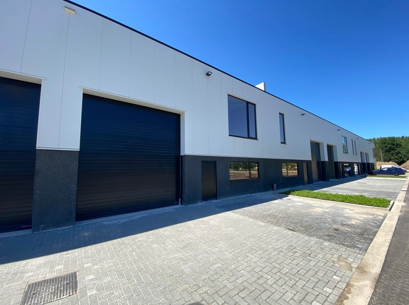 KMO unit van 216m2 met een flexibele indeling te gebruiken als magazijn met kantoorruimte of showroom.&lt;br /&gt;
&lt;br /&gt;
	-12m breed en 18m diep&lt;br /&gt;
	-2
